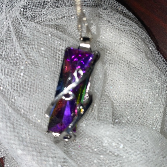 Crystal necklace, stunning colors that change in different light. - Picture 2 of 10